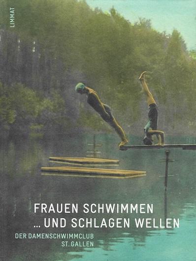 Blum, Frauen schwimmen und schlagen Wellen.